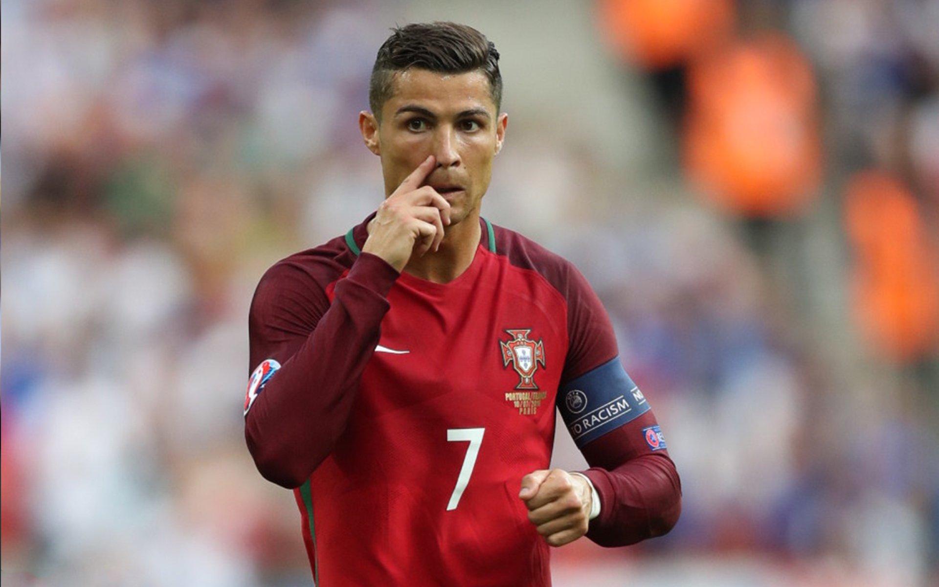 科贝节目主持人质疑伯纳乌顶棚设计,高温闷热如桑拿,球迷球员苦不堪言